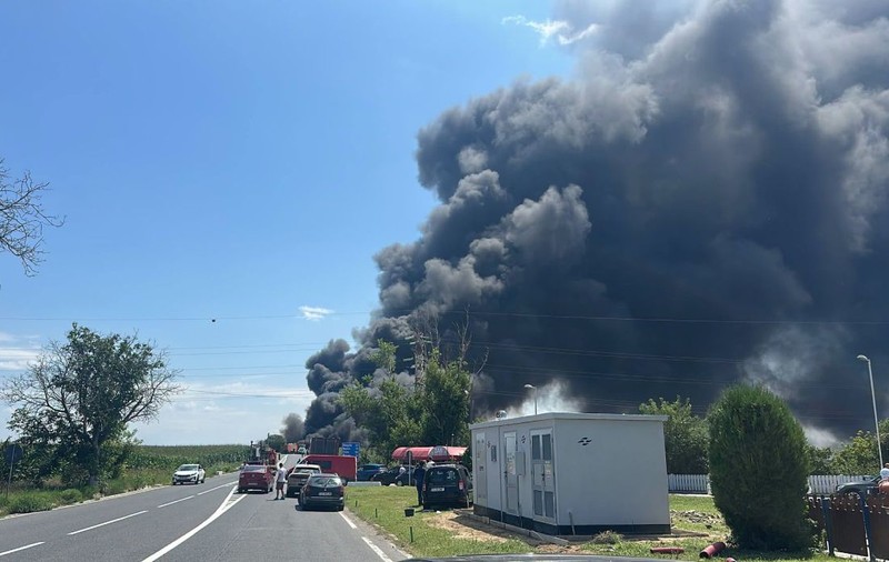 Autocisternă încărcată cu benzină, în pericol de explozie după un accident în Hârșova. Pompierii intervin cu roboți și au evacuat zona pe o rază de 800 de metri