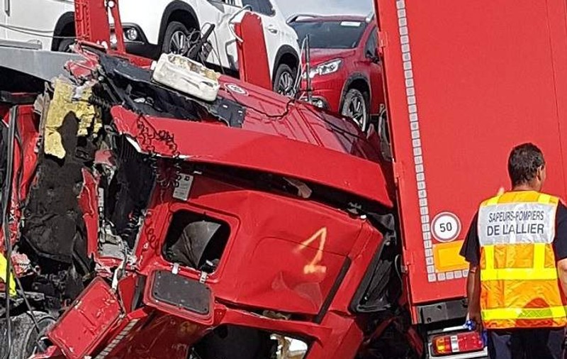 Accident cu cinci camioane în Franţa. Un şofer român şi unul ceh au murit pe loc