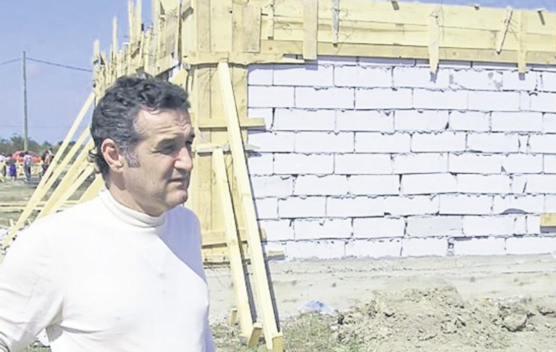 Gigi Becali a dat 50.000 de lei