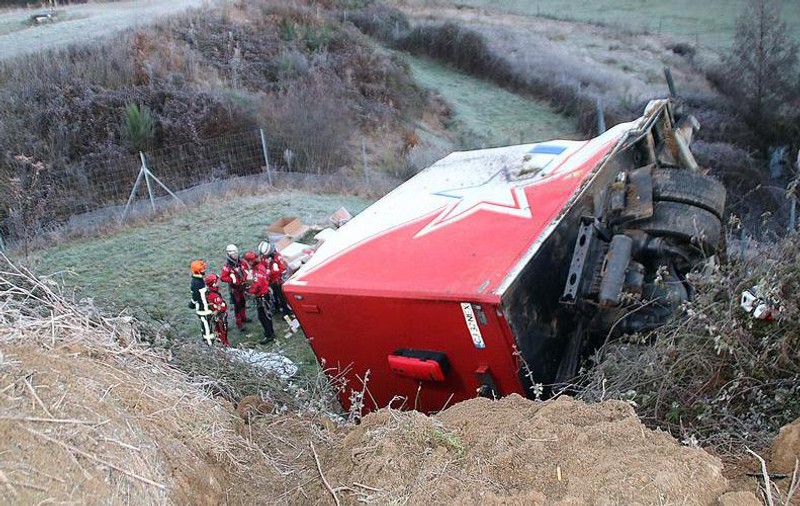 Șofer român de TIR scos după 4 ore din cabina căzută într-o râpă și strivită, în Franța
