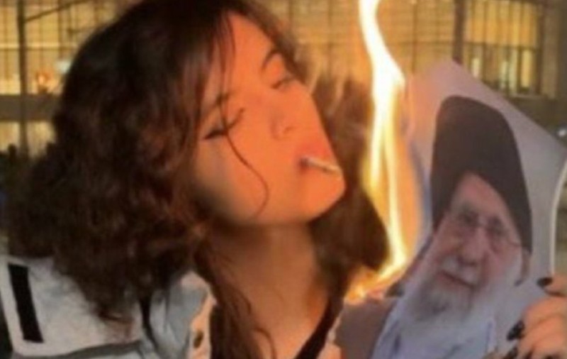 Cine este tânăra care arde portretul lui Ali Khamenei într-o imagine devenită simbol al revoltei iraniene