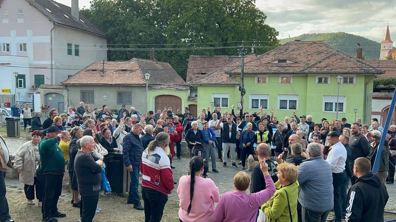Imagine cu un protestul oamenilor de la Rășinari, desfășurat luni, 28 septembrie. Sursa foto: Dan Rău