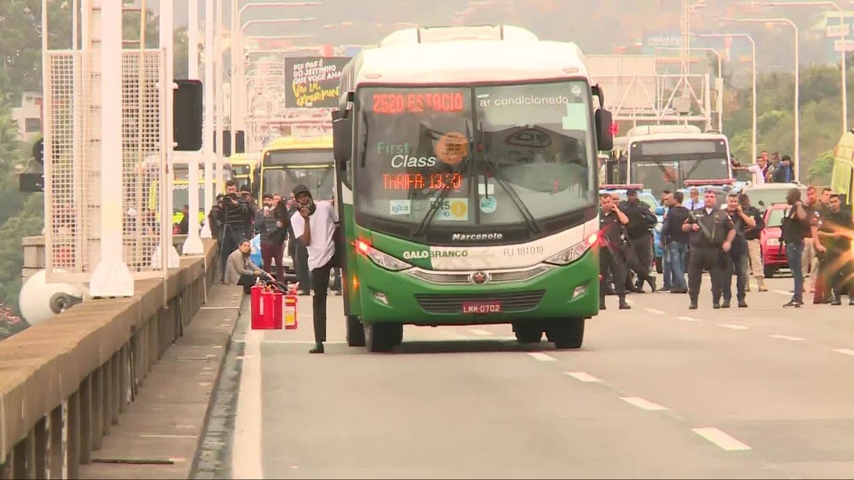 Un bărbat înarmat a luat zeci de ostatici într-un autobuz din Rio de Janeiro