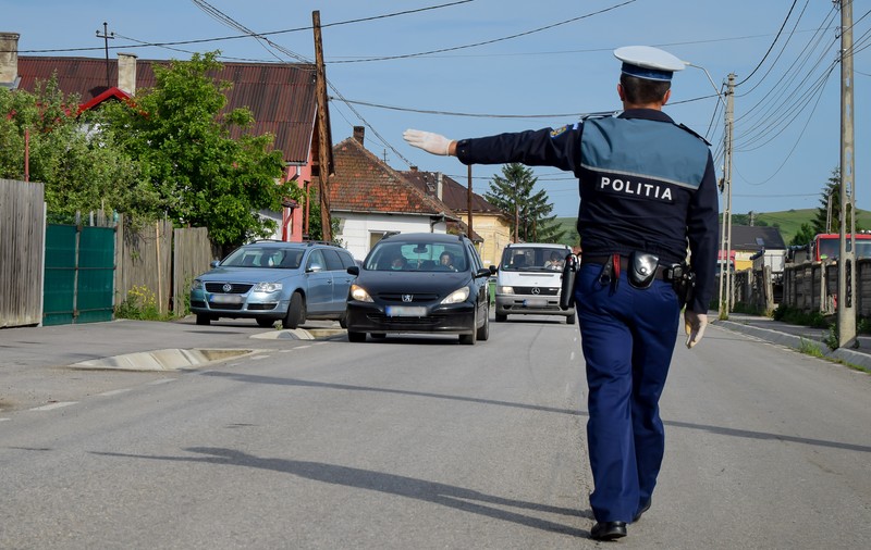 Un șofer din Constanța a lovit un polițist, iar pe un altul l-a mușcat de deget, în timp ce era dus la spital pentru probe biologice