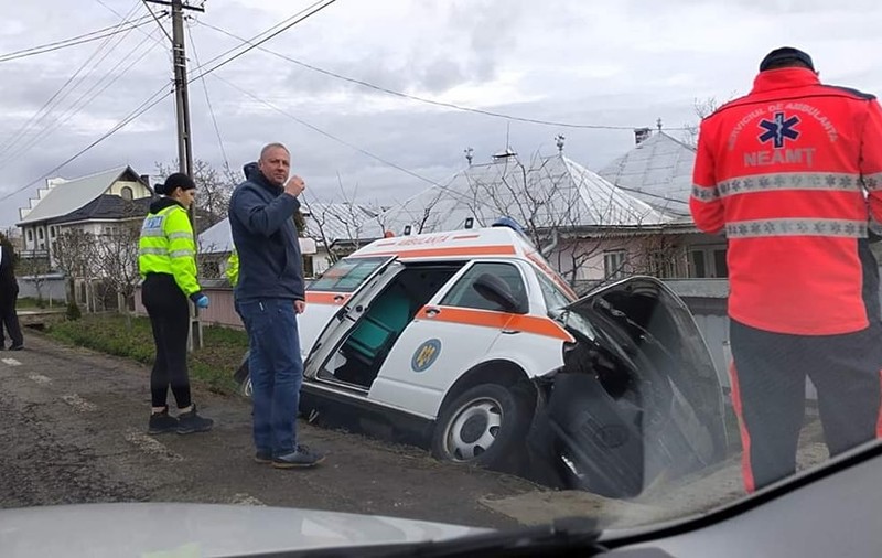 O ambulanță cu pacient a lovit un cap de pod și a ajuns în șanț, la Bodești, în Neamț. Șoferul, asistenta și un bătrân de 84 de ani au fost răniți