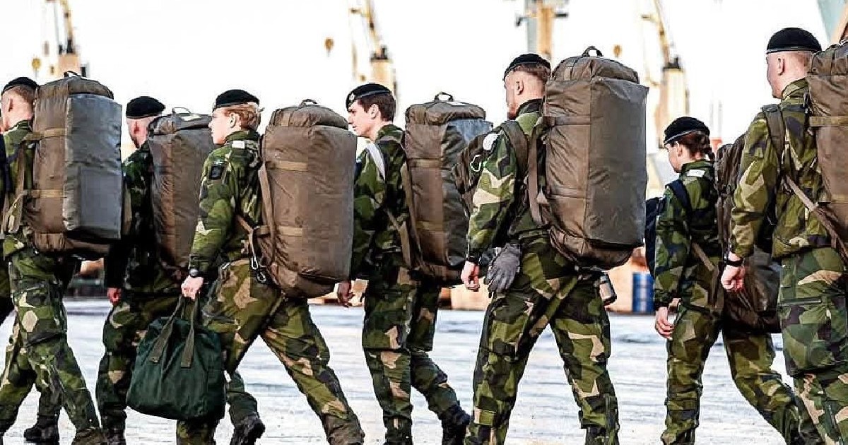 Soldati NATO care mărșăluiesc