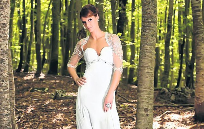 Katarinei Bulatovici, handbalistă la Oltchim şi proaspătă campioană continentală, îi stă bine şi în ţinute elegante, nu numai în echipamentul de joc
