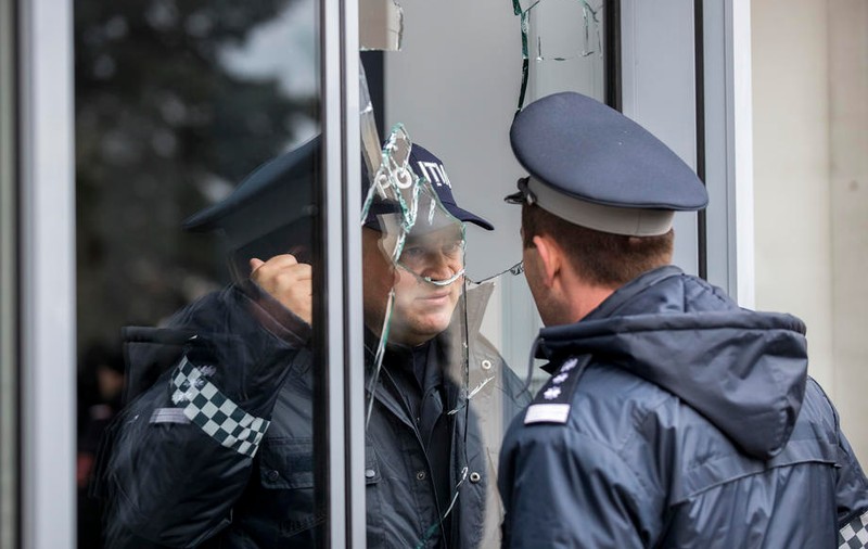 Discuții între veterani și guvernanții de la Chișinău, după protestele violente. Un veteran a spart ușa instituției cu un buzdugan!