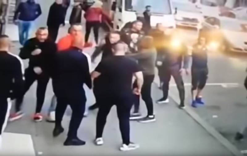 VIDEO | Bătaie cu macete și spray lacrimogen între interlopi la Cluj. Confruntarea a avut loc pe stradă, în plină zi