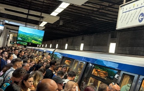 O mulțime de oameni așteaptă pe peronul de metrou pe 8 septembrie 2026, pe magistrala 2