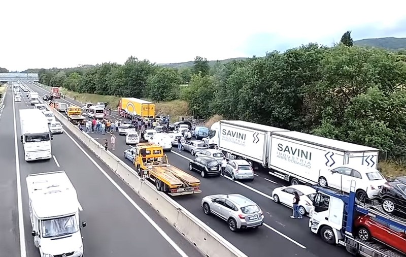 VIDEO | Accidentul rutier în care patru români au murit, în Italia, surprins de camerele de supraveghere