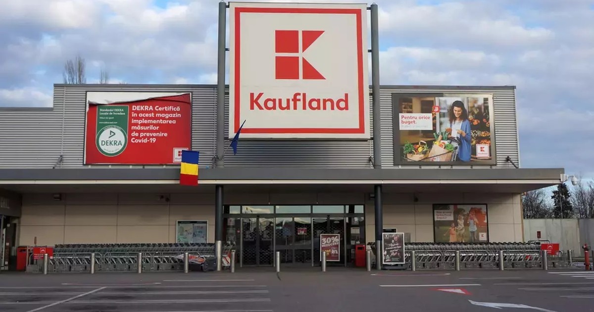O imagine cu intrarea intr-un magazin Kaufland