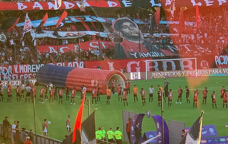 Ziua lui Maradona: Dieguito, antrenor la Gimnasia la Plata, a fost ovaționat și de fanii rivalei Newell's Old Boys, la care a evoluat în trecut
