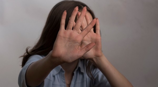 Legea femicidului, intrată în vigoare în aprilie 2026, rămâne neaplicabilă în totalitate din cauza lipsei metodologiei necesare. 