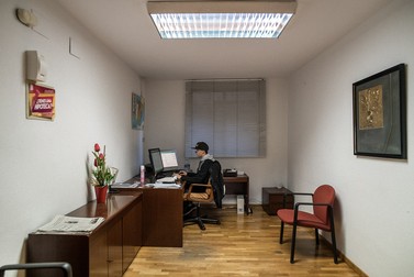 Maxi, la el la birou în compania IT în care lucrează în Castellón de la Plana