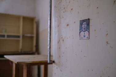 Cosmin Contra a rămas pe un perete din apartamentul în care a trăit colonelul