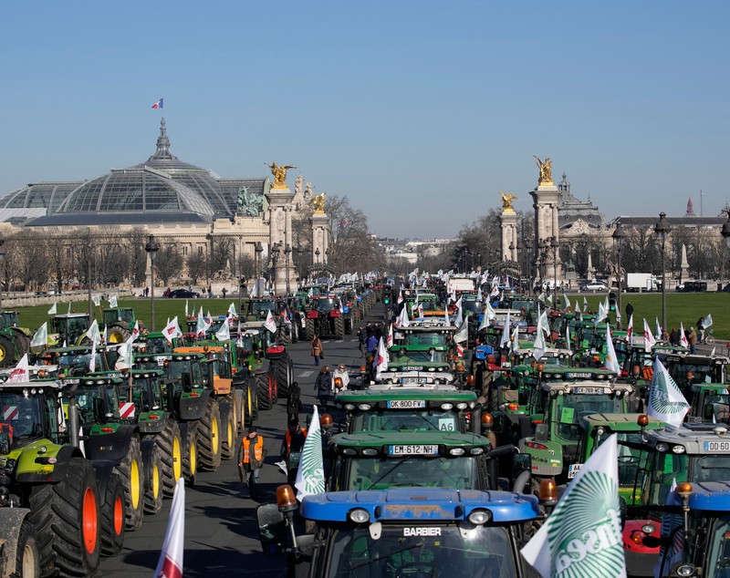 Parisul, blocat de sute de tractoare. Agricultorii protestează față de interzicerea pesticidelor