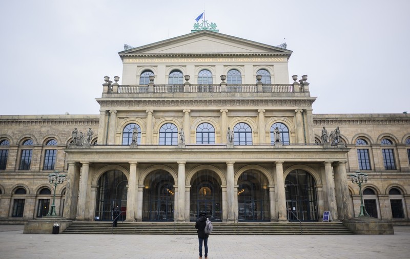 Director de la Opera din Hanovra, interzis în instituție, după ce a atacat un critic cu fecale de câine