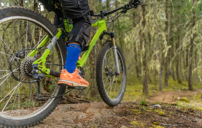 Un mountainbiker român a căzut de pe bicicletă după ce și-a prins jacheta la roată și a murit pe loc, pe un traseu din Austria