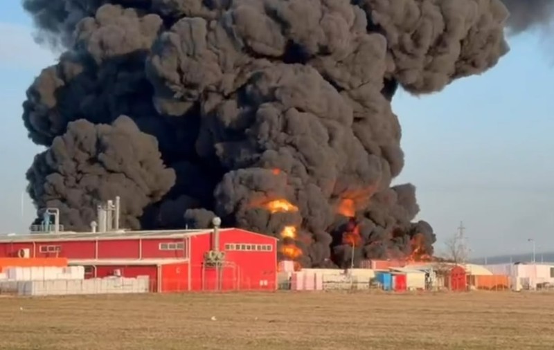 Incendiu la o fabrică de polistiren din Arad: norul uriaș de fum negru se vede de la zeci de kilometri, au fost emise trei mesaje consecutive RO-Alert