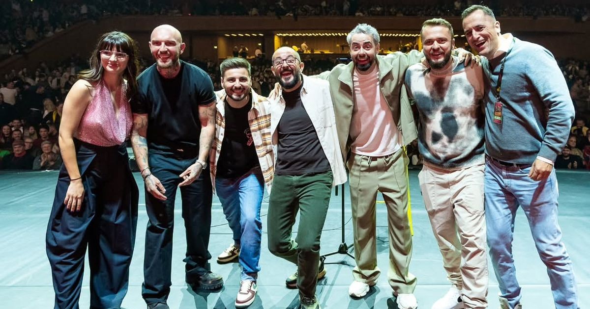 Gabriel Gherghe alături de alți comedianți români