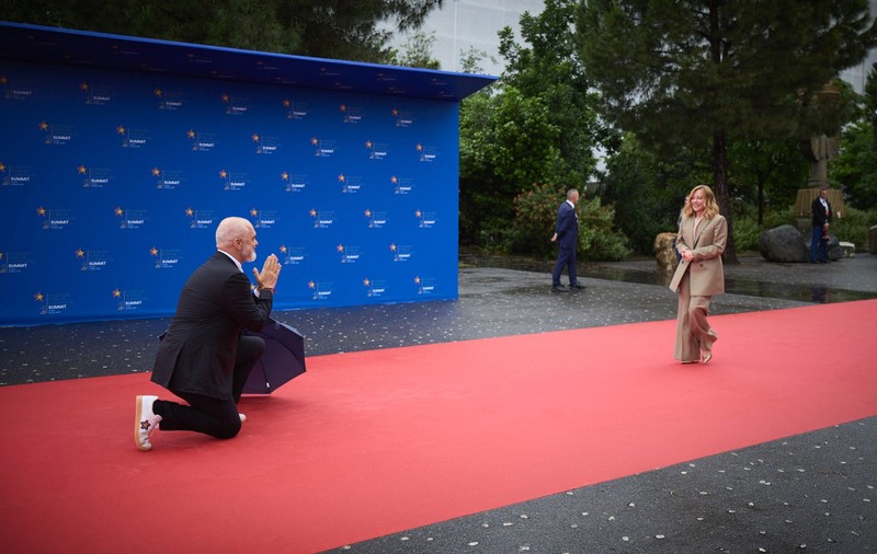 Premierul Albaniei s-a ținut de glume la summitul CPE. A îngenuncheat în fața Giorgiei Meloni și i s-a adresat cu „Majestatea Voastră” lui Emmanuel Macron