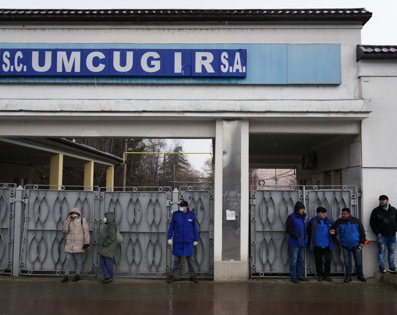 REPORTAJ | Disperarea muncitorilor din Cugir care fac muniție pentru NATO. „După 40 de ani câștig 1.800 de lei. Ce ne mai rămâne după factura la gaz?”
