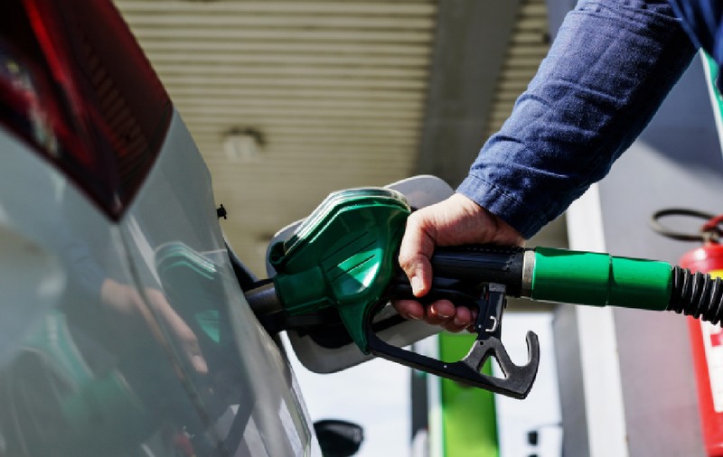 Efecte pozitive pentru șoferii români după capturarea lui Nicolas Maduro: benzina se ieftinește, prețul petrolului scade