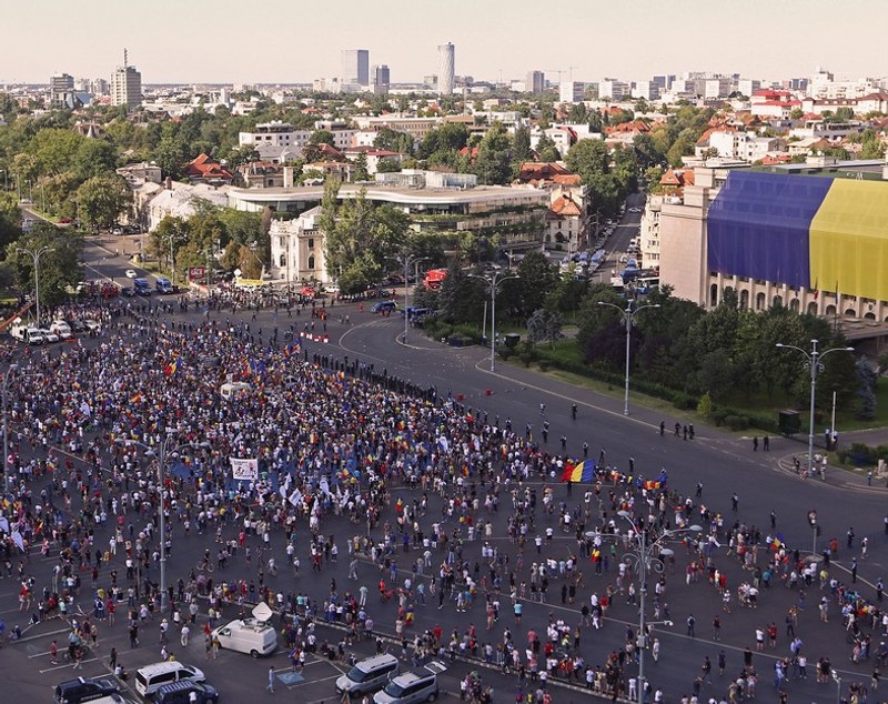 LIVE TEXT/ Mitingul diasporei, în Piața Victoriei. Război total între jandarmi și huligani (FOTO&VIDEO)