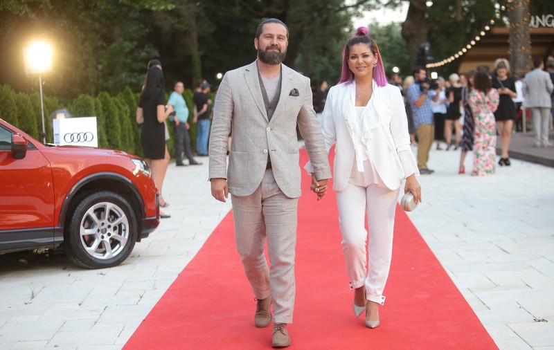 VIDEO/ După aproape 20 de ani de relație, iubitul lui Miki de la K-pital fuge de interviurile la dublu. „În seara asta, Răzvan este doar șofer”