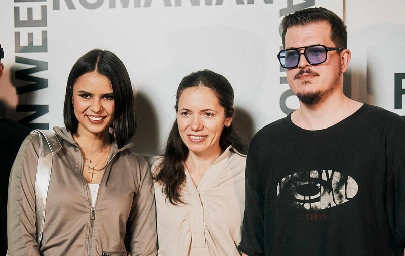 Mirabela Grădinaru, apariție elegantă la Romanian Fashion Week Bucharest 2025. Cât costă bluza purtată la eveniment de partenera lui Nicușor Dan