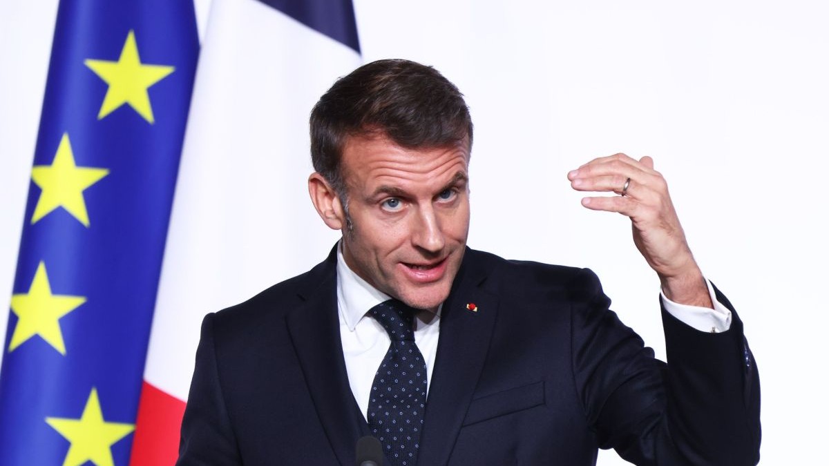 Emmanuel Macron vorbește gesticulând din mână la o conferință de presă organizată la Palatul Elysee din Paris, 6 ianuarie 2026