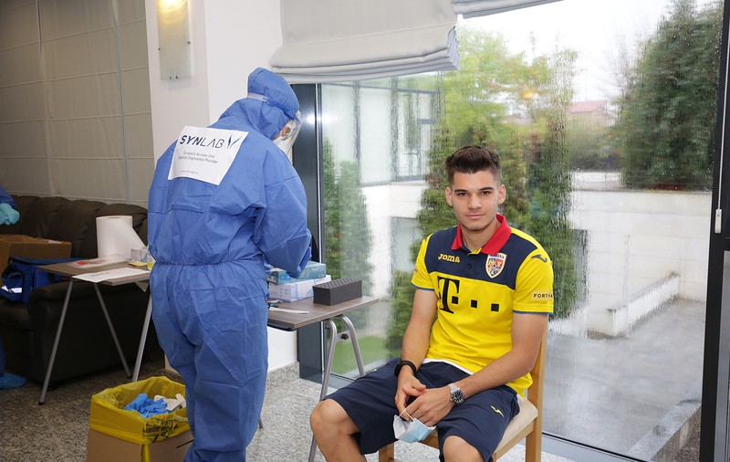 Fotbaliștii naționalei României au teste negative la coronavirus pentru meciul cu Austria. Partida se dispută luni