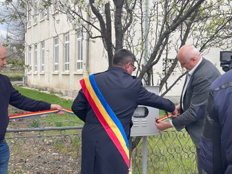 Primarul comunei Frumușica, Constantin Bălășanu (stânga), și liderul PNL Botoșani, Costel Șoptică
