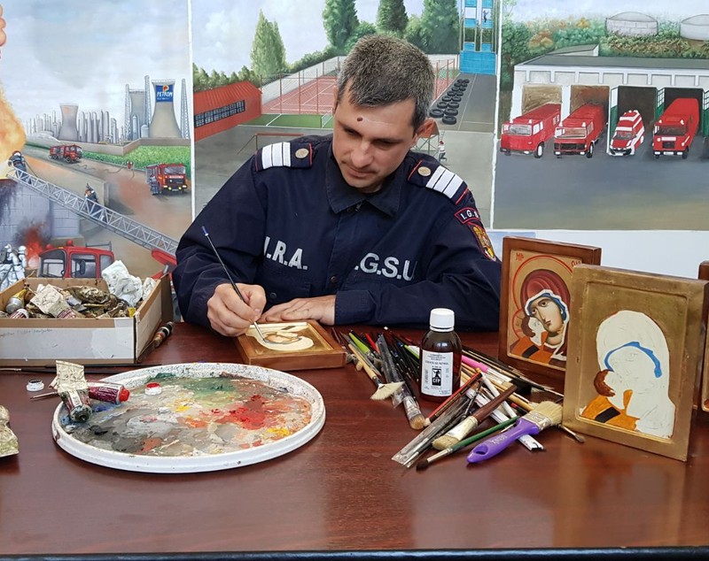 REPORTAJ/Pompierul care stinge incendii și salvează vieți este, în timpul liber, pictor de icoane. ”Nimic nu m-ar putea determina să renunț la pictură”