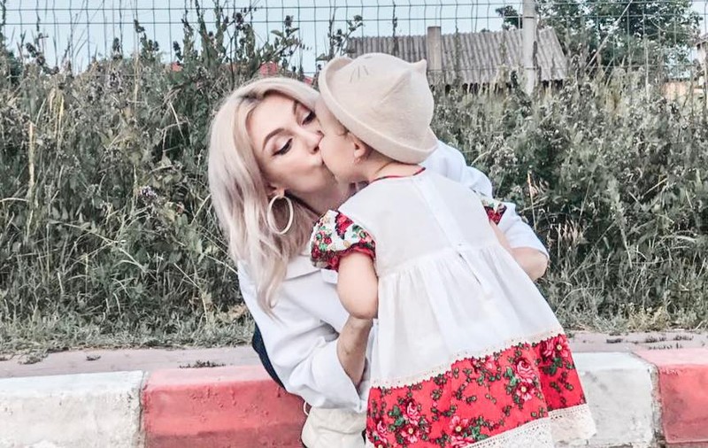 Andreea Bălan a ajuns cu fetița la spital. “I-am pus perfuzii, au ţinut-o sub regim “