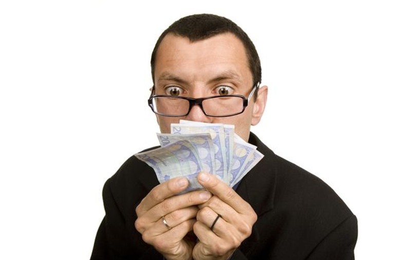 Băncile «ne ard» la comisioane!