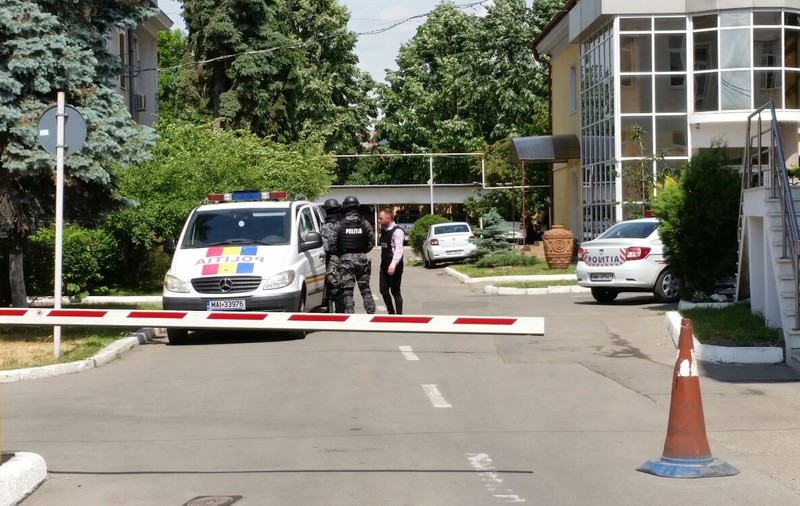 Percheziţii în Giurgiu, la persoane bănuite de tentativă de furt din auto, prin înţeparea roţilor