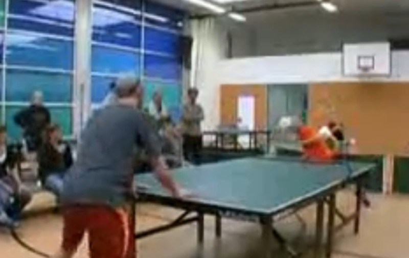 Video | S-a inventat un nou sport: Headis - tenis de masă cu capul 