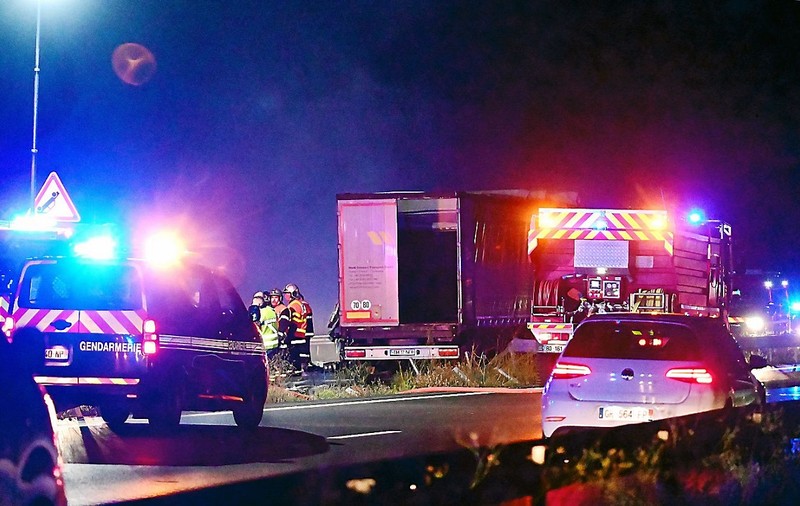 Șofer român de TIR, mort în Franța, după ce a trecut cu camionul pe celălalt sens al autostrăzii și a lovit violent un alt TIR