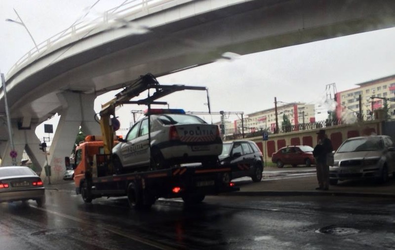 Asta-i bună! Au ridicat maşina poliţiei 