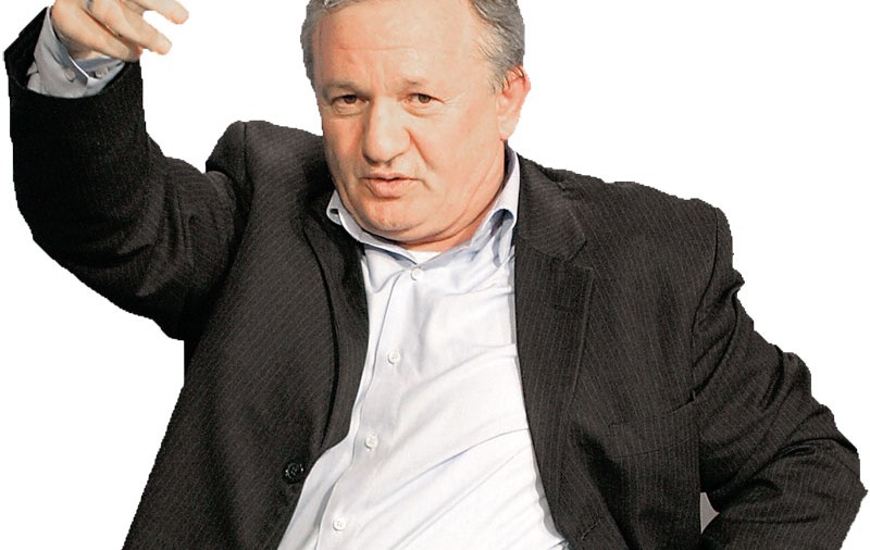 Porumboiu: «Fără mătănii în faţa granzilor!»