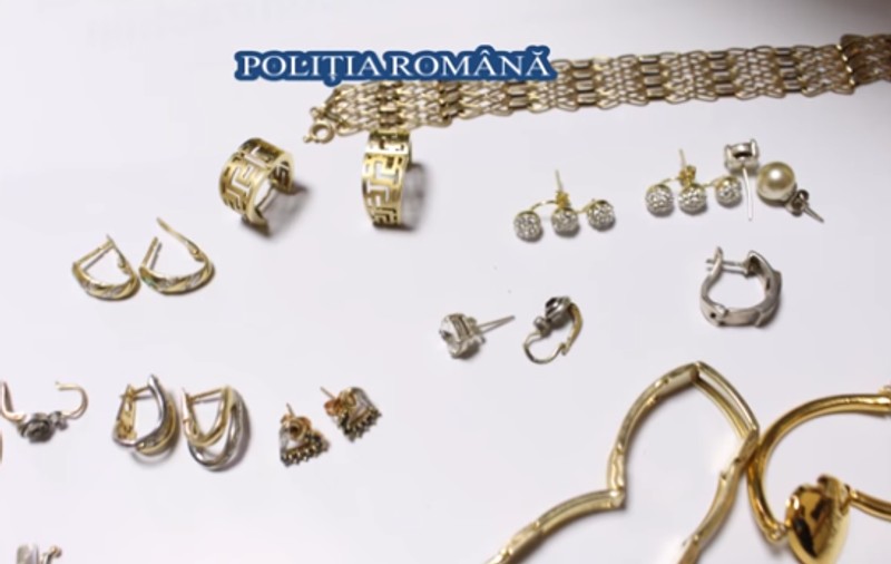 Profesorii corupți din Arad nu se mai mulțumesc cu bani. Polițiștii au găsit la percheziții perle, rubine și inele cu diamant