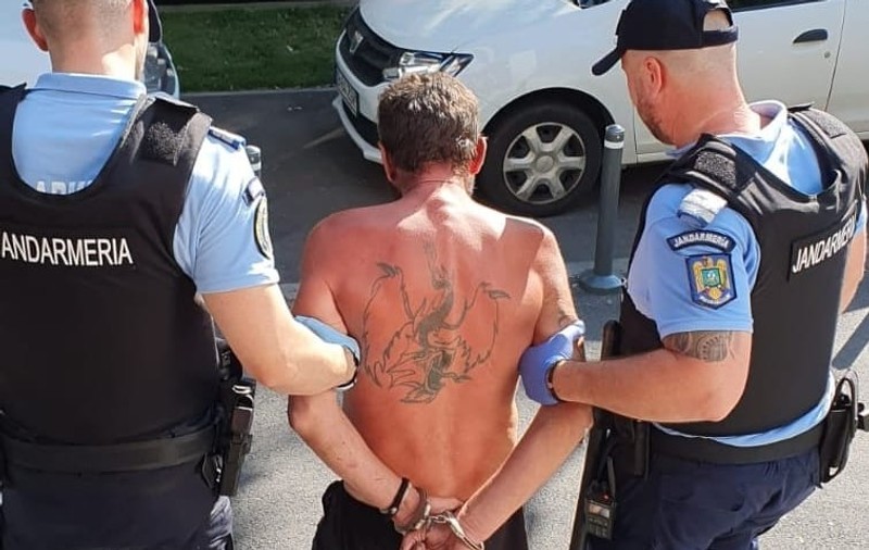 Incident lângă Ambasada Franței. Bărbat înarmat cu foarfeci şi o şurubelniţă care ameninţa trecătorii, imobilizat de jandarmi