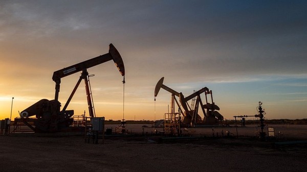  Cricurile pompelor sunt văzute la apusul soarelui pe 16 martie 2026 în Midland, Texas.Sursă foto: Getty Images.