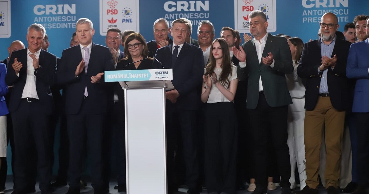 Crin Antonescu face declarații după Exit Poll, în stânga sa stă fiica lui, lângă ea Marcel Ciolacu. În dreapta sa se află soția sa, Adina Vălean, care pare dezamăgită de rezultate