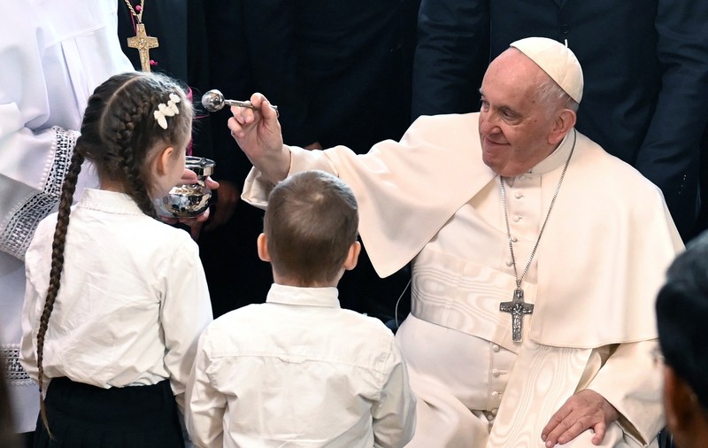 Papa Francisc s-a întâlnit cu refugiații ucraineni din Ungaria. Pontiful ține un discurs în Laszlo Papp Arena