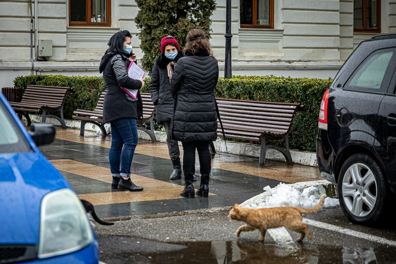 Două angajate ale DGASPC Dâmboviţa discută cu Maria în parcarea instituţiei