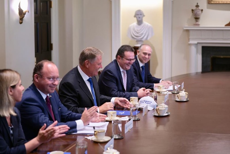 Klaus Iohannis a primit cadou o șapcă de la Donald Trump, pe care scrie „Make Romania great again”