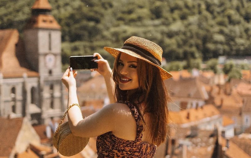 Viața unei tinere din Brașov care a depășit-o pe Instagram pe vedeta americană Kylie Jenner. „Nu fac performanță la aproape nimic. Stau pe social media 12/24”